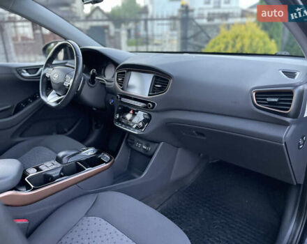 Черный Хендай Ioniq, объемом двигателя 0 л и пробегом 97 тыс. км за 12399 $, фото 47 на Automoto.ua