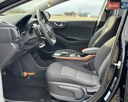 Черный Хендай Ioniq, объемом двигателя 0 л и пробегом 122 тыс. км за 11999 $, фото 56 на Automoto.ua