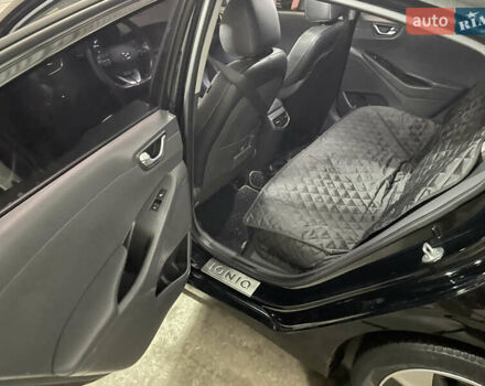 Черный Хендай Ioniq, объемом двигателя 0 л и пробегом 122 тыс. км за 13200 $, фото 24 на Automoto.ua