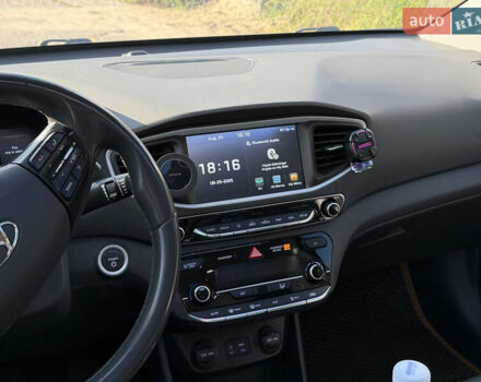 Черный Хендай Ioniq, объемом двигателя 0 л и пробегом 129 тыс. км за 13200 $, фото 26 на Automoto.ua