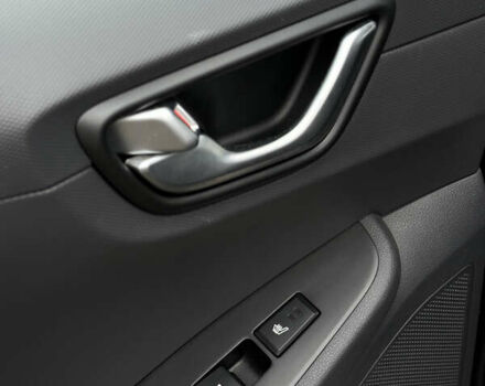 Черный Хендай Ioniq, объемом двигателя 0 л и пробегом 134 тыс. км за 13200 $, фото 24 на Automoto.ua