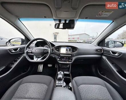 Черный Хендай Ioniq, объемом двигателя 0 л и пробегом 137 тыс. км за 12499 $, фото 3 на Automoto.ua
