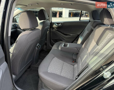 Черный Хендай Ioniq, объемом двигателя 1.6 л и пробегом 77 тыс. км за 15750 $, фото 31 на Automoto.ua