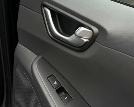 Черный Хендай Ioniq, объемом двигателя 0 л и пробегом 134 тыс. км за 13200 $, фото 28 на Automoto.ua