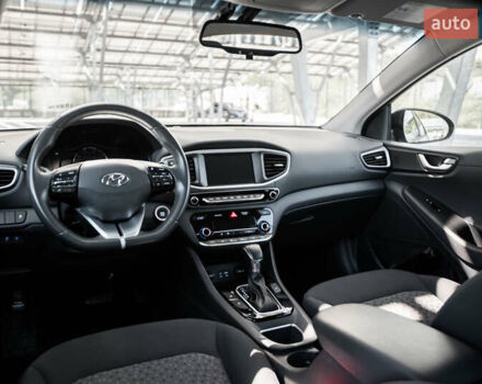 Чорний Хендай Ioniq, об'ємом двигуна 1.58 л та пробігом 53 тис. км за 15850 $, фото 13 на Automoto.ua