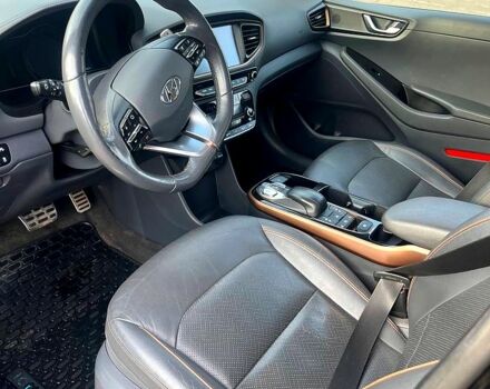 Черный Хендай Ioniq, объемом двигателя 0 л и пробегом 117 тыс. км за 12300 $, фото 3 на Automoto.ua