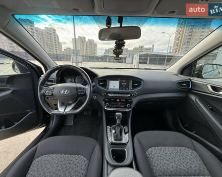 Черный Хендай Ioniq, объемом двигателя 1.6 л и пробегом 77 тыс. км за 15750 $, фото 30 на Automoto.ua