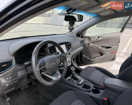Черный Хендай Ioniq, объемом двигателя 1.6 л и пробегом 77 тыс. км за 15750 $, фото 46 на Automoto.ua