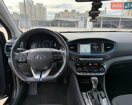 Черный Хендай Ioniq, объемом двигателя 1.6 л и пробегом 77 тыс. км за 15750 $, фото 29 на Automoto.ua