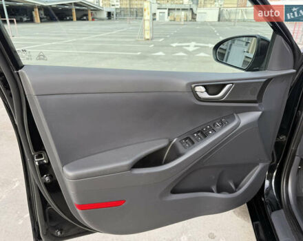 Черный Хендай Ioniq, объемом двигателя 1.6 л и пробегом 77 тыс. км за 15750 $, фото 58 на Automoto.ua