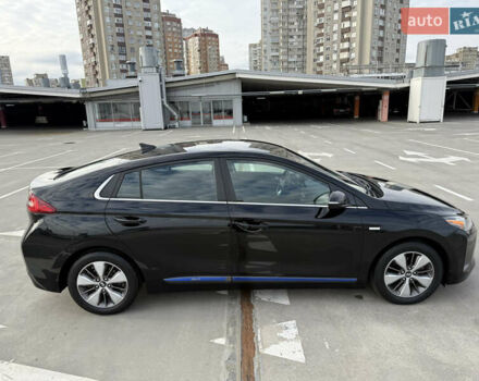 Черный Хендай Ioniq, объемом двигателя 1.6 л и пробегом 77 тыс. км за 15900 $, фото 78 на Automoto.ua