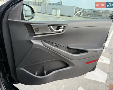 Черный Хендай Ioniq, объемом двигателя 1.6 л и пробегом 77 тыс. км за 15900 $, фото 52 на Automoto.ua
