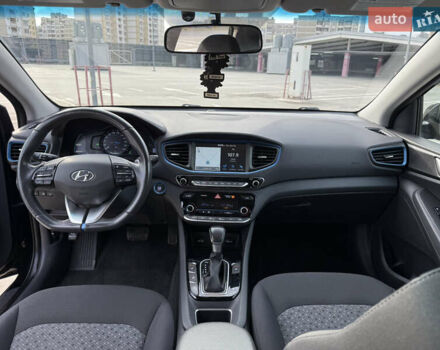 Черный Хендай Ioniq, объемом двигателя 1.6 л и пробегом 77 тыс. км за 15750 $, фото 26 на Automoto.ua