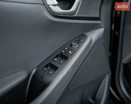 Чорний Хендай Ioniq, об'ємом двигуна 1.58 л та пробігом 53 тис. км за 15850 $, фото 15 на Automoto.ua