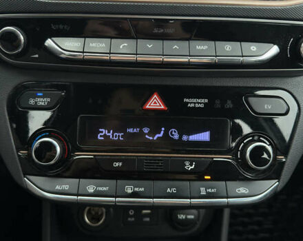 Черный Хендай Ioniq, объемом двигателя 0 л и пробегом 134 тыс. км за 13200 $, фото 40 на Automoto.ua