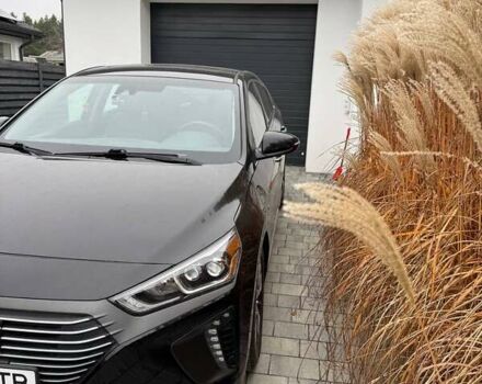 Черный Хендай Ioniq, объемом двигателя 1.6 л и пробегом 139 тыс. км за 16000 $, фото 4 на Automoto.ua