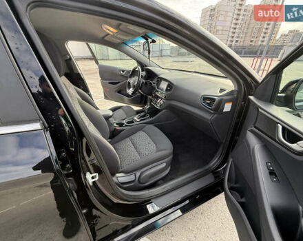 Черный Хендай Ioniq, объемом двигателя 1.6 л и пробегом 77 тыс. км за 15900 $, фото 23 на Automoto.ua