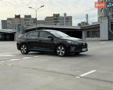 Черный Хендай Ioniq, объемом двигателя 1.6 л и пробегом 77 тыс. км за 15750 $, фото 2 на Automoto.ua