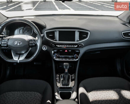 Чорний Хендай Ioniq, об'ємом двигуна 1.58 л та пробігом 53 тис. км за 15850 $, фото 10 на Automoto.ua