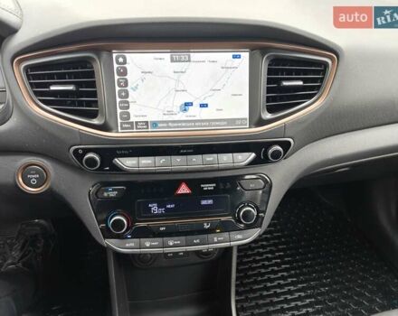 Черный Хендай Ioniq, объемом двигателя 0 л и пробегом 141 тыс. км за 11999 $, фото 12 на Automoto.ua