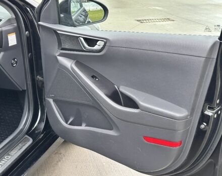 Черный Хендай Ioniq, объемом двигателя 0 л и пробегом 137 тыс. км за 12499 $, фото 18 на Automoto.ua