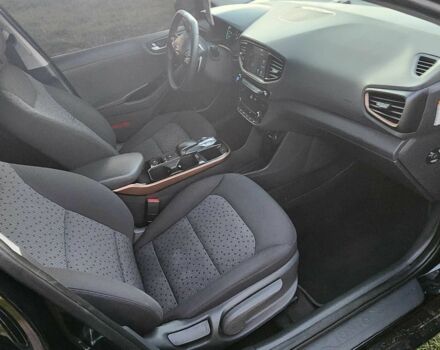 Черный Хендай Ioniq, объемом двигателя 0 л и пробегом 99 тыс. км за 12200 $, фото 16 на Automoto.ua