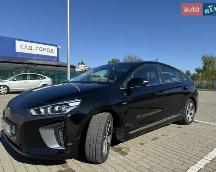 Черный Хендай Ioniq, объемом двигателя 0 л и пробегом 45 тыс. км за 16500 $, фото 2 на Automoto.ua