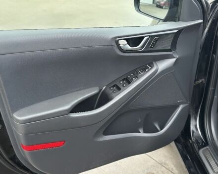 Черный Хендай Ioniq, объемом двигателя 0 л и пробегом 137 тыс. км за 12499 $, фото 12 на Automoto.ua