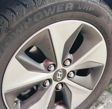 Черный Хендай Ioniq, объемом двигателя 0 л и пробегом 161 тыс. км за 12500 $, фото 10 на Automoto.ua