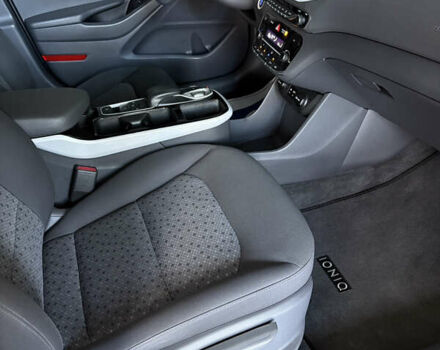 Чорний Хендай Ioniq, об'ємом двигуна 0 л та пробігом 113 тис. км за 12500 $, фото 15 на Automoto.ua