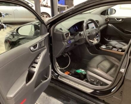 Черный Хендай Ioniq, объемом двигателя 0 л и пробегом 95 тыс. км за 10100 $, фото 4 на Automoto.ua