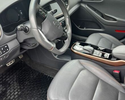 Черный Хендай Ioniq, объемом двигателя 0 л и пробегом 69 тыс. км за 12300 $, фото 3 на Automoto.ua