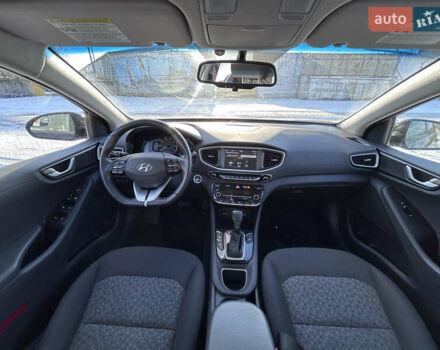 Черный Хендай Ioniq, объемом двигателя 1.58 л и пробегом 85 тыс. км за 14990 $, фото 2 на Automoto.ua