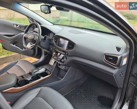 Черный Хендай Ioniq, объемом двигателя 0 л и пробегом 142 тыс. км за 13500 $, фото 21 на Automoto.ua