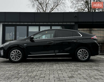 Черный Хендай Ioniq, объемом двигателя 0 л и пробегом 47 тыс. км за 16100 $, фото 2 на Automoto.ua
