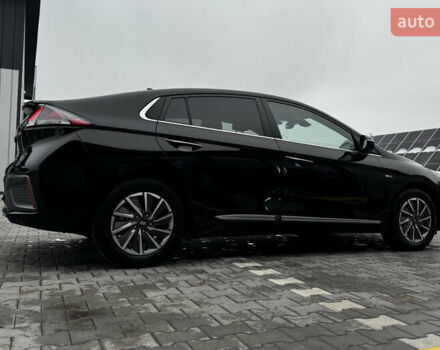 Черный Хендай Ioniq, объемом двигателя 0 л и пробегом 47 тыс. км за 16100 $, фото 6 на Automoto.ua