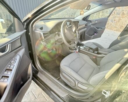 Черный Хендай Ioniq, объемом двигателя 0 л и пробегом 41 тыс. км за 16496 $, фото 7 на Automoto.ua