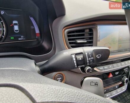 Красный Хендай Ioniq, объемом двигателя 0 л и пробегом 96 тыс. км за 13900 $, фото 2 на Automoto.ua