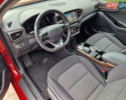 Красный Хендай Ioniq, объемом двигателя 0 л и пробегом 96 тыс. км за 13900 $, фото 16 на Automoto.ua