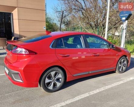 Красный Хендай Ioniq, объемом двигателя 0 л и пробегом 102 тыс. км за 15700 $, фото 1 на Automoto.ua