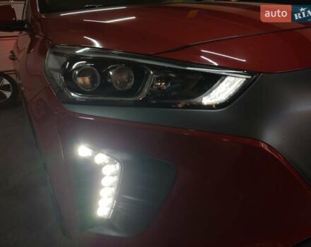 Красный Хендай Ioniq, объемом двигателя 0 л и пробегом 102 тыс. км за 15700 $, фото 7 на Automoto.ua