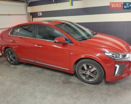 Красный Хендай Ioniq, объемом двигателя 0 л и пробегом 102 тыс. км за 15700 $, фото 4 на Automoto.ua