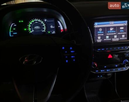 Красный Хендай Ioniq, объемом двигателя 0 л и пробегом 102 тыс. км за 15700 $, фото 8 на Automoto.ua