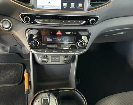 Красный Хендай Ioniq, объемом двигателя 0 л и пробегом 120 тыс. км за 11900 $, фото 9 на Automoto.ua