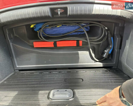 Красный Хендай Ioniq, объемом двигателя 0 л и пробегом 120 тыс. км за 11900 $, фото 15 на Automoto.ua