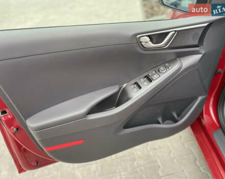 Красный Хендай Ioniq, объемом двигателя 0 л и пробегом 53 тыс. км за 16000 $, фото 15 на Automoto.ua