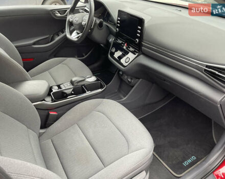 Красный Хендай Ioniq, объемом двигателя 0 л и пробегом 53 тыс. км за 16000 $, фото 19 на Automoto.ua