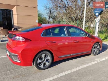 Хендай Ioniq 2016 в Днепре (Днепропетровске) на Automoto.ua Красный Хендай Ioniq, объемом двигателя 0 л и пробегом 82 тыс. км за 15700 $, фото 1 на Automoto.ua