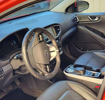 Красный Хендай Ioniq, объемом двигателя 0 л и пробегом 140 тыс. км за 15000 $, фото 1 на Automoto.ua