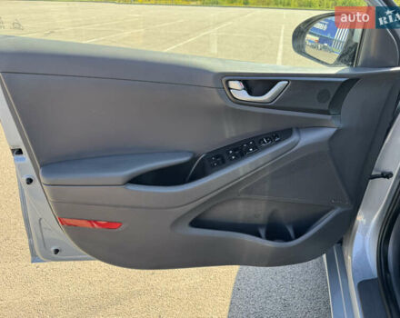 Серый Хендай Ioniq, объемом двигателя 0 л и пробегом 82 тыс. км за 11999 $, фото 10 на Automoto.ua
